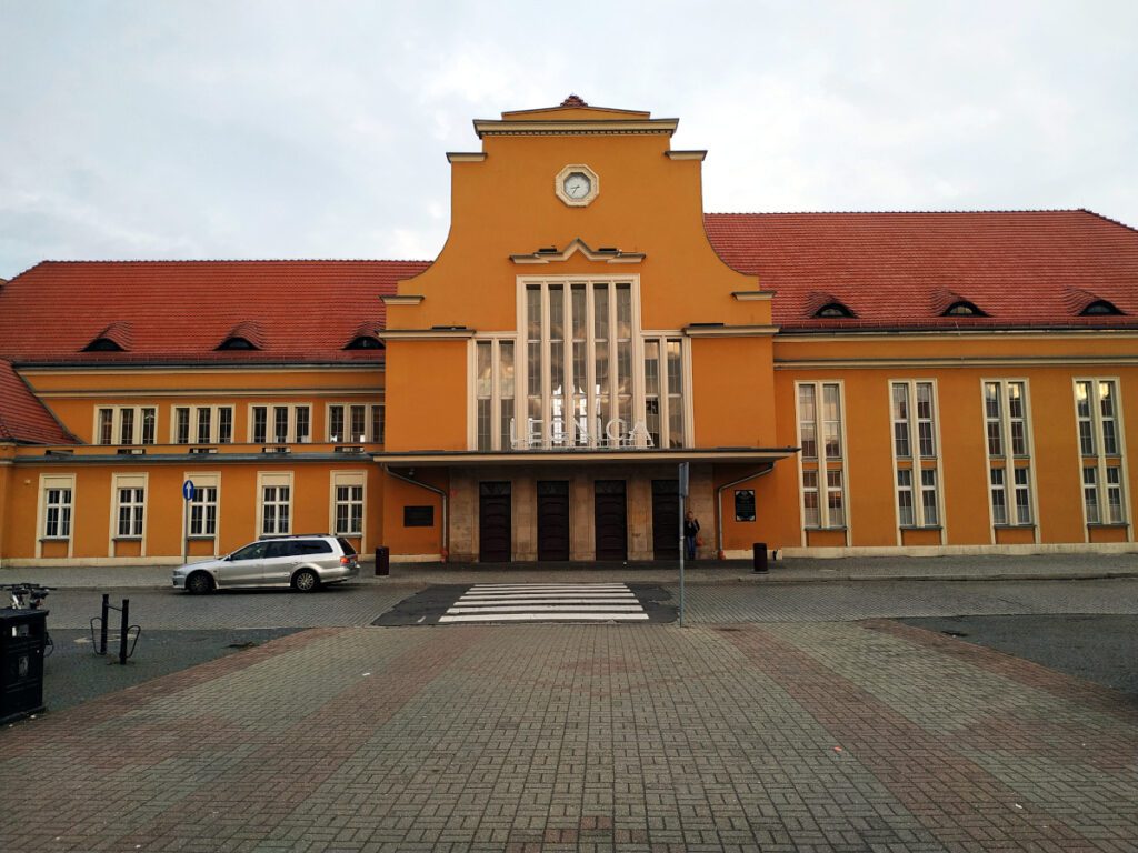 Dworzec PKP w Legnicy już nie jest "anonimowy" Dworzec PKP w Legnicy już nie jest "anonimowy"