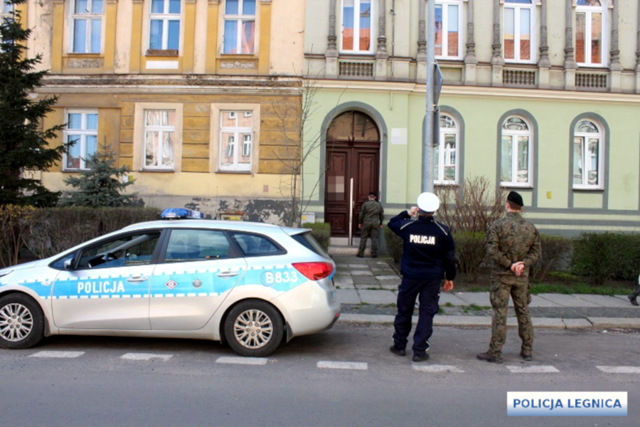 Wojsko pomaga policji w kontrolowaniu osób objętych kwarantanną