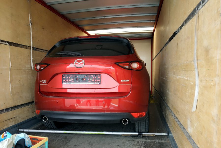 Złodziej do kwadratu. Skradzioną ciężarówką wiózł skradzione auto Złodziej do kwadratu. Skradzioną ciężarówką wiózł skradzione auto