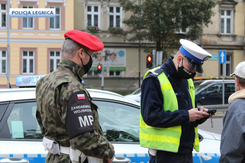 Policja apeluje o przestrzeganie obostrzeń "czerwonej strefy"