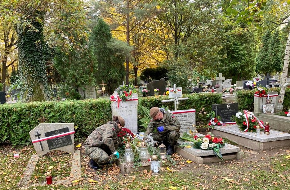 Dolnośląscy Terytorialsi uprzątnęli groby bohaterów