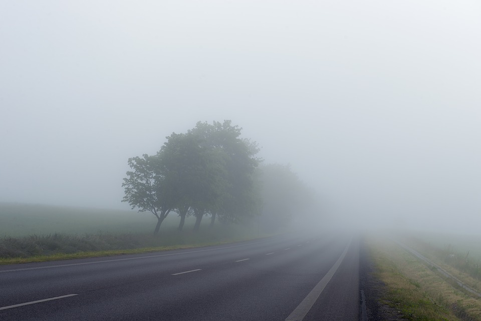 Gęste mgły zostaną z nami co najmniej do jutra. Ostrzeżenie meteorologiczne