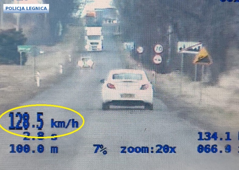 Pędził 128 km/h przy ograniczeniu do 50-tki. Dwa i pół tysiąca zł mandatu