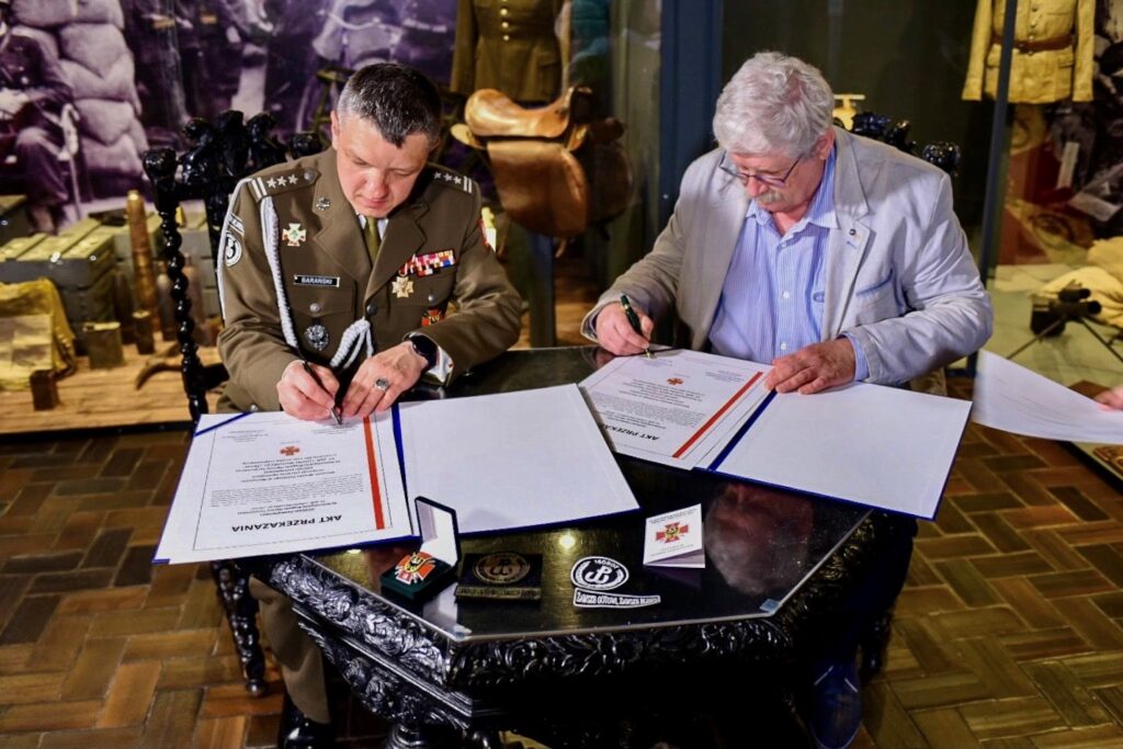 Odznaka 16 DBOT w zbiorach Muzeum Wojska Polskiego Odznaka 16 DBOT w zbiorach Muzeum Wojska Polskiego