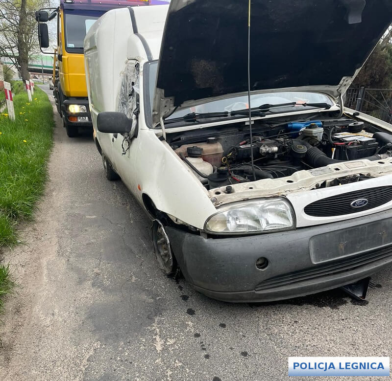 Nietrzeźwy kierowca holował auto bez przedniej opony Nietrzeźwy kierowca holował auto bez przedniej opony