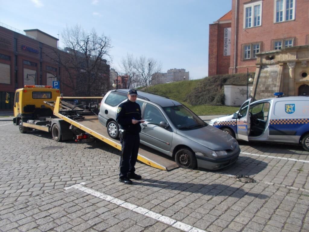 Straż miejska w Legnicy apeluje w sprawie wraków