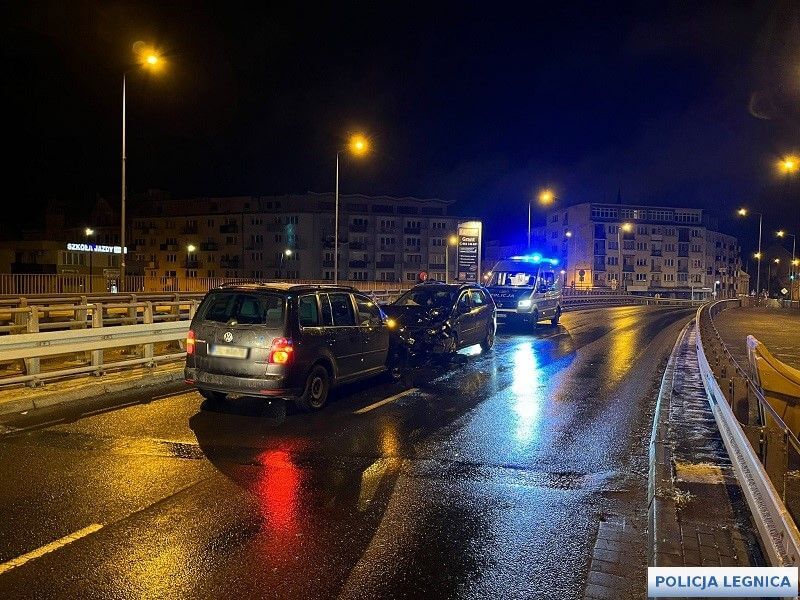 Kolizja dwóch pijanych kierowców. Jeden z nich jechał pod prąd