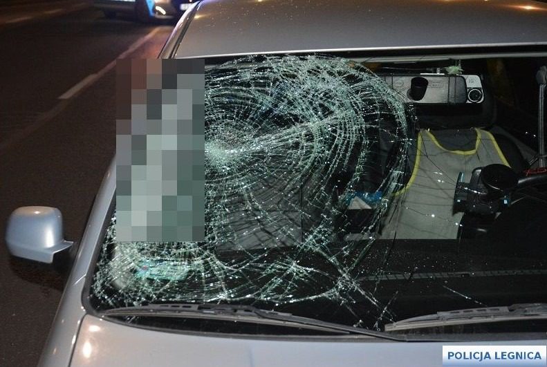 Wyszedł z autobusu wprost pod nadjeżdżające auto. Był nietrzeźwy Wyszedł z autobusu wprost pod nadjeżdżające auto. Był nietrzeźwy