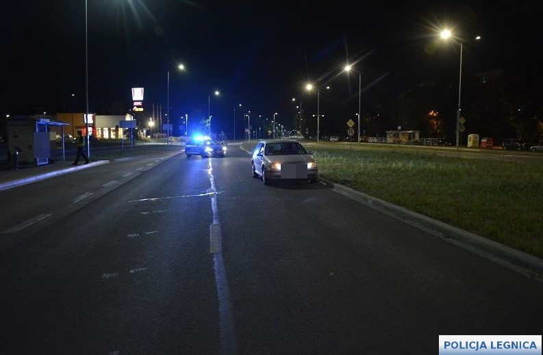 Wyszedł z autobusu wprost pod nadjeżdżające auto. Był nietrzeźwy