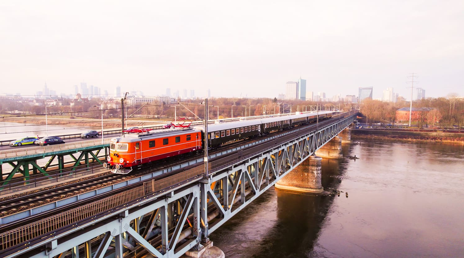IC Nieśpieszny od PKP Intercity. Kiedy historyczny skład zawita do Legnicy? Na czele składu znajduje się pomarańczowa lokomotywa EP05-23, znana jako „Czesio”